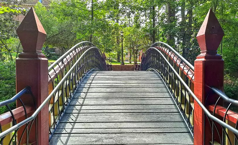 sunken garden williamsburg virginia us crim dell bridge railings