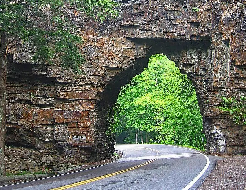 Tennessee US Backbone Rock the Shortest Tunnel in the World