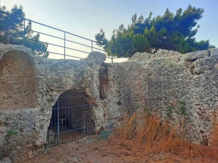 Hohle des Nymphaeum Rhodes Greece 2